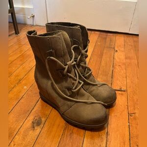 JOAN OF ARCTIC™ WEDGE